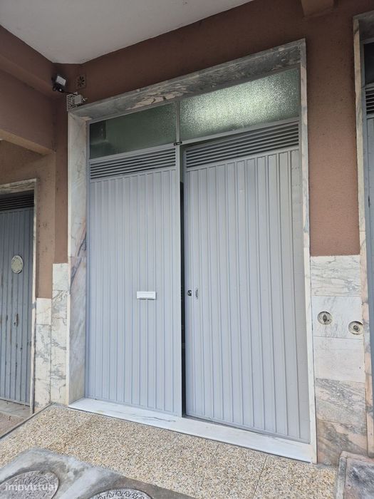 GARAGEM / ARMAZÉM, com escritório e WC