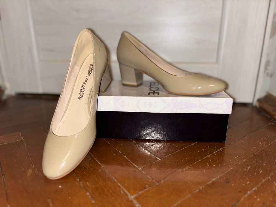 Темно-бежеві туфлі