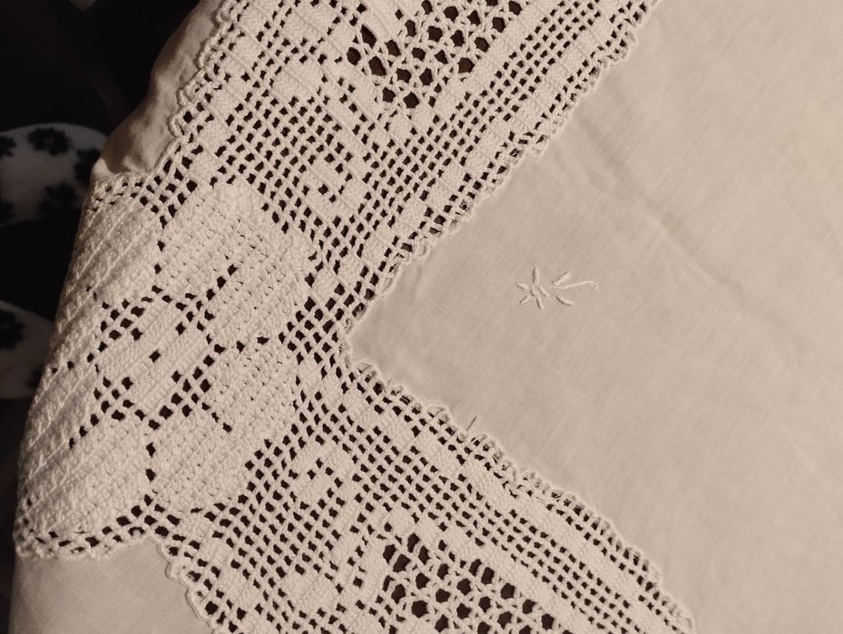 Toalha de mesa em renda e linho bordado toda feita a mão 180x150cm