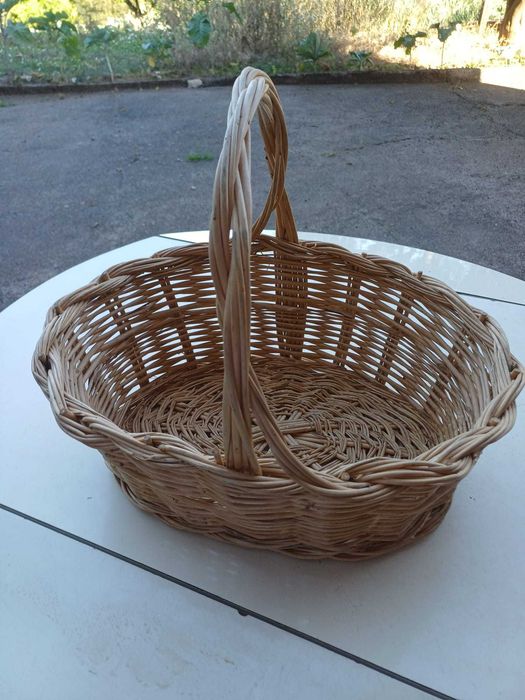 Cestos de palha, de assas