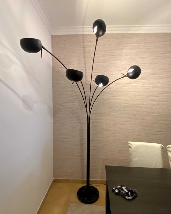 Candeeiro de pé preto