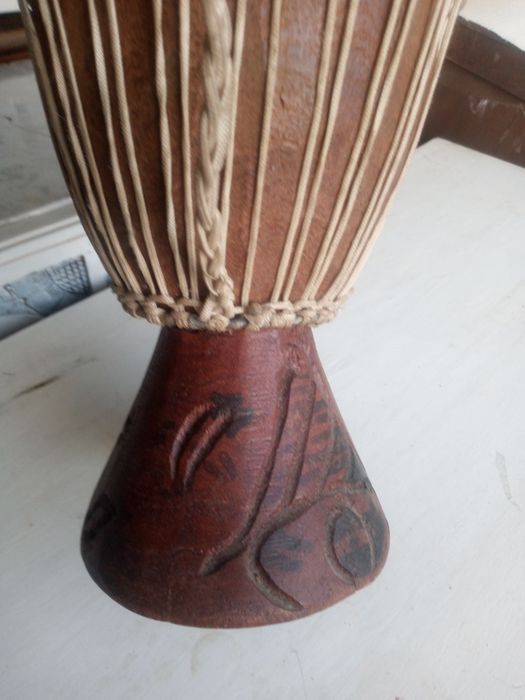 Djembé africano em madeira