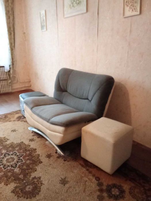 Продам кресло и 2 пуфа