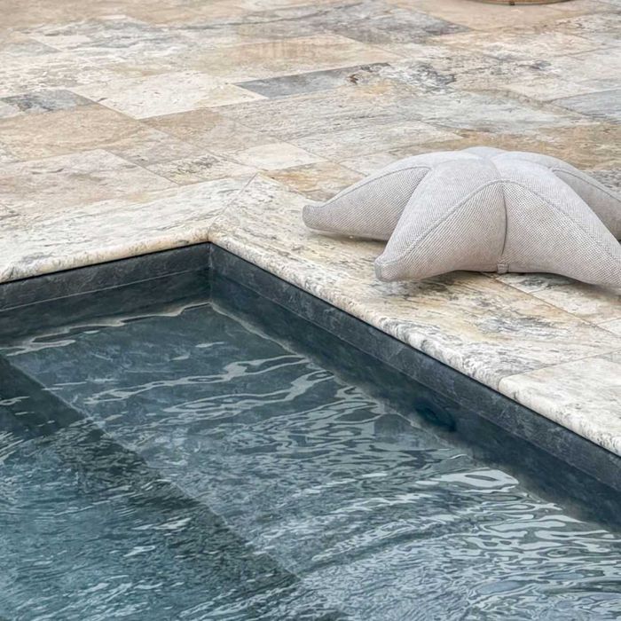 Stopień trawertynowy trawertyn schody Silver Ash szlif  135x33x3 cm