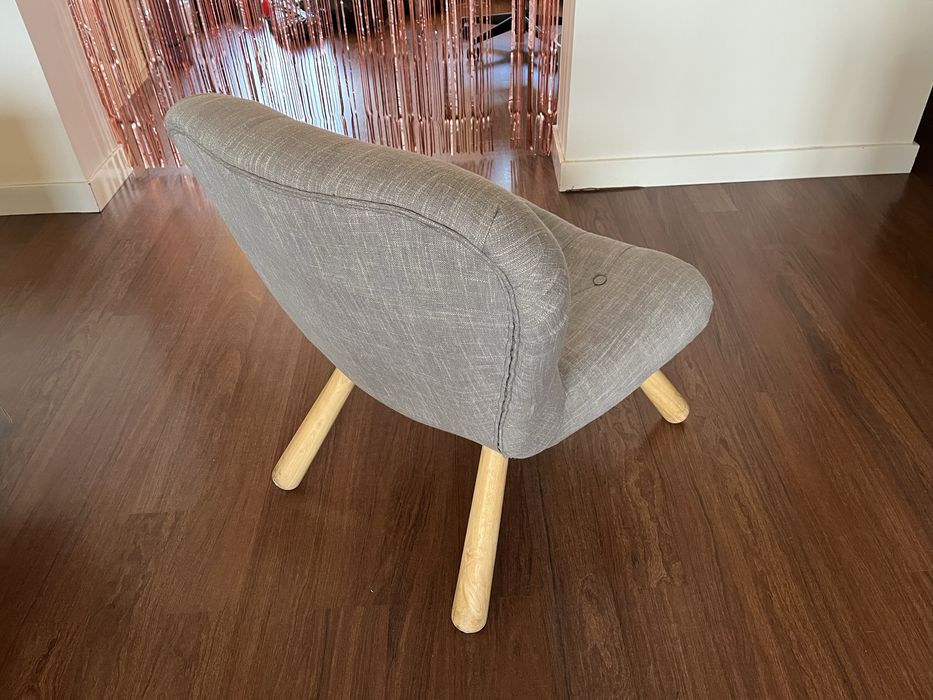 Cadeirão em tecido e madeira