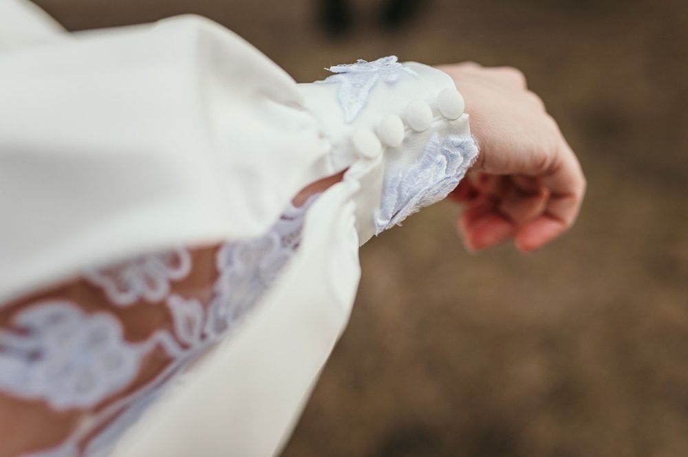 Атласна весільна сукня