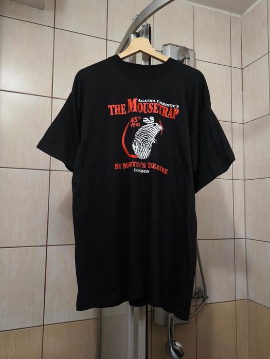 Czarna koszulka  XL typu t-shirt z krótkim rękawem, upamiętniająca sztukę Agathy Christie pt. „The Mousetrap” (Pułapka na myszy). Na przodzie znajduje