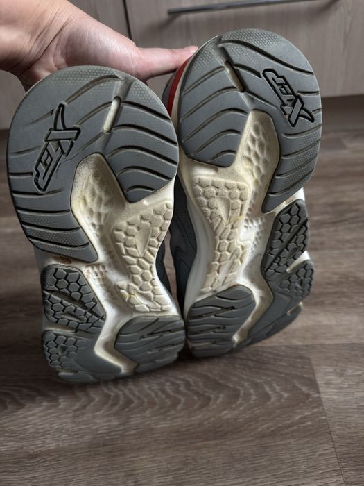 Кросівки Xtep сірі спортивні