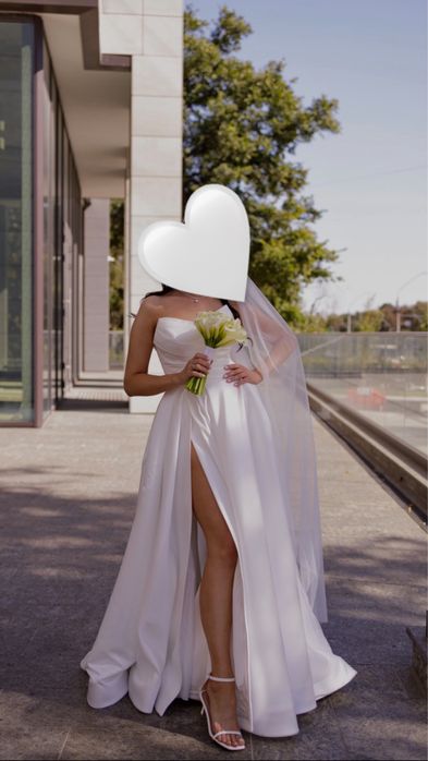 Весільна сукня зі шлейфом