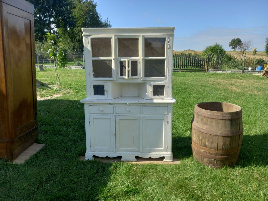 Stare meble i beczka