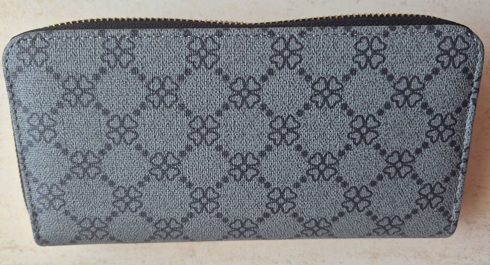 Carteira de mulher cinzenta