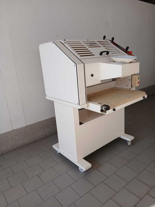 Formadora de cacetes, baguetes, roca e regueifa