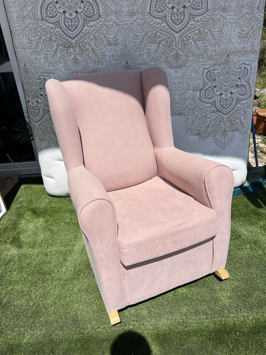 Cadeira de Amamentação / Poltrona de Balanço Rosa – Excelente Estado | Entrega Incluída em Lisboa