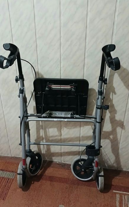 Ходунки-ролатор Drive Medical на 4 колесах з сидінням (б/в)