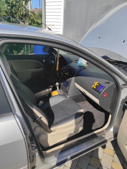 Машина на повному ходу сів і поїхав.