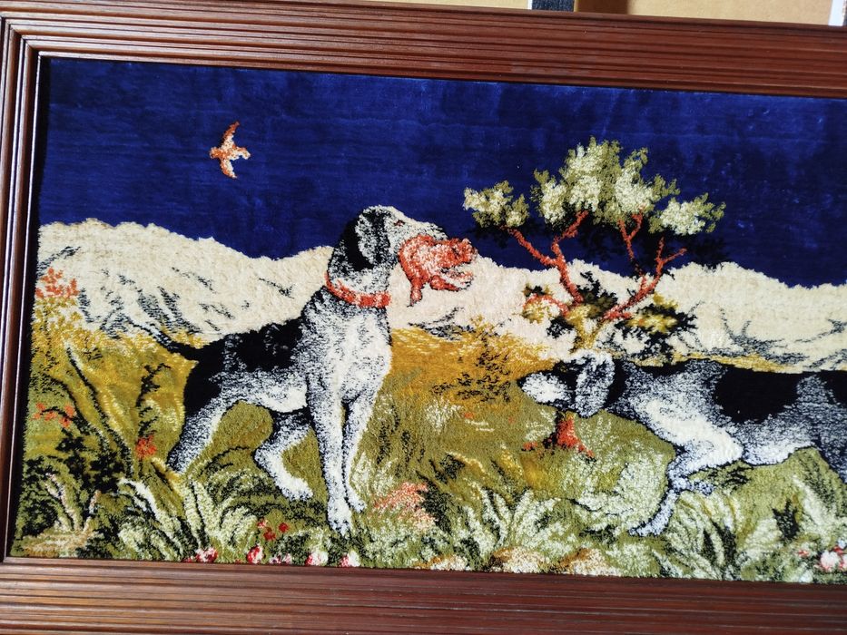 Duas tapeçarias diferentes muito antigas