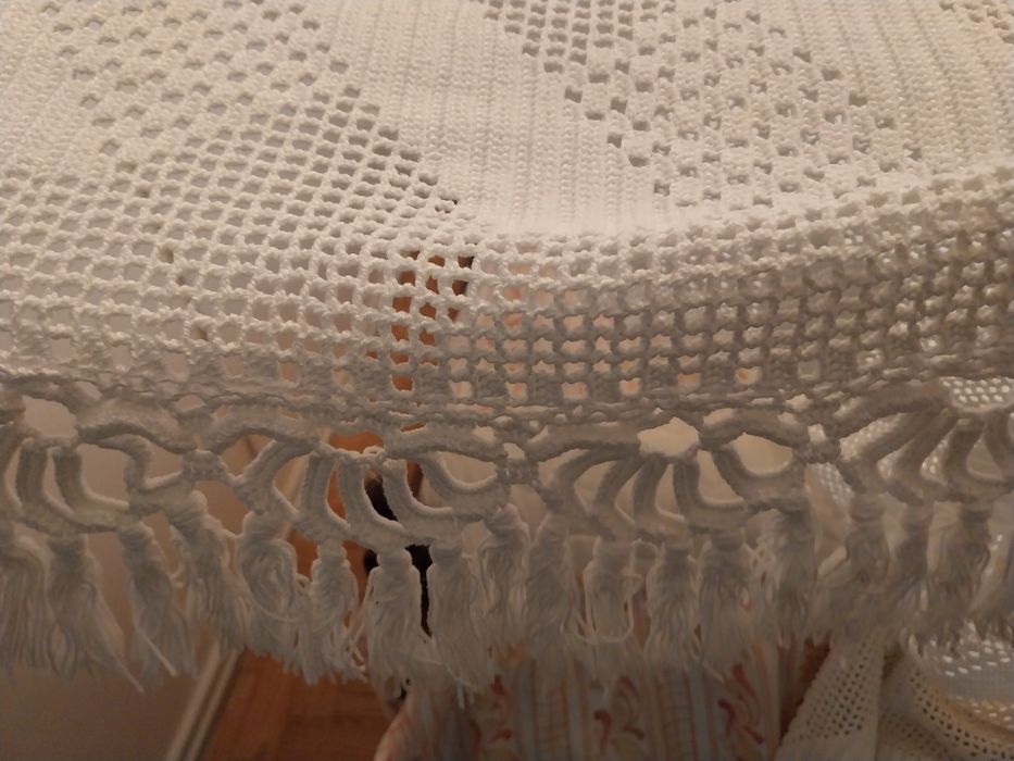 Colcha e toalha de mesa em crochê