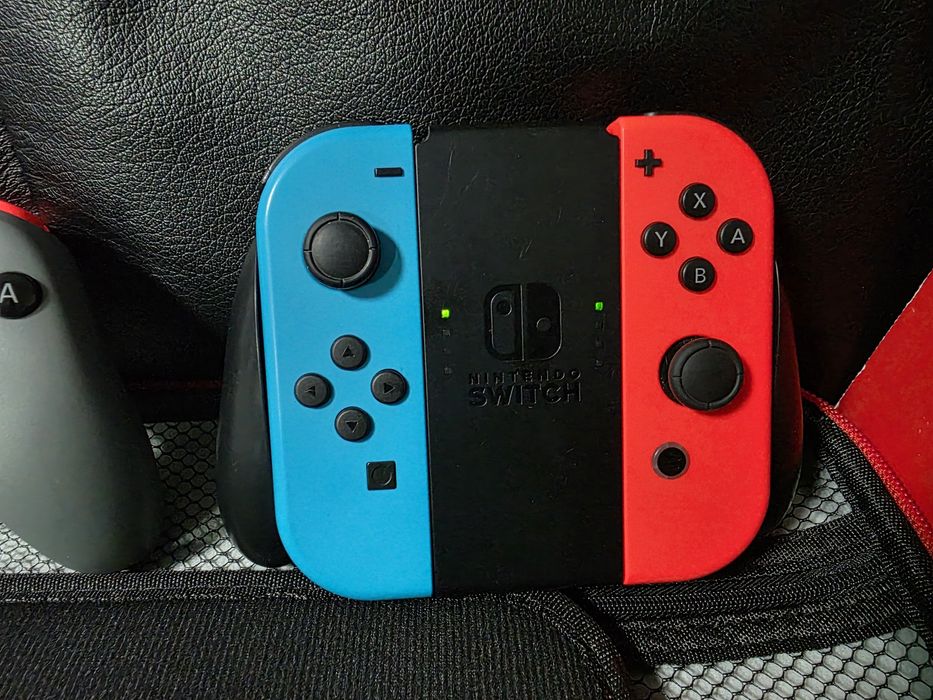 Nintendo switch OLED  64 gb hori switch split pad pro pikachu Mario golf super rush pro controller