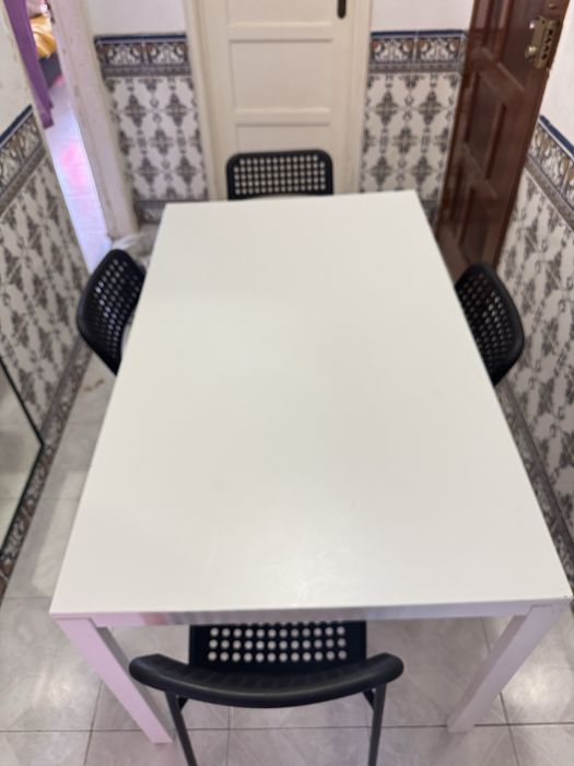 Mesa com 4 cadeiras na Amadora