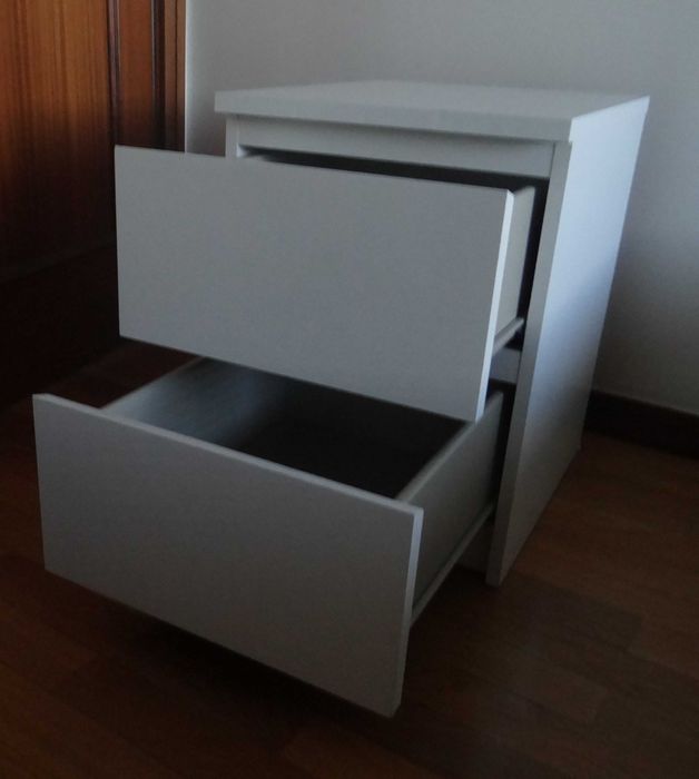 Cama Matrimonial - Confortável e Moderna com 2 mesinhas de cabeceira