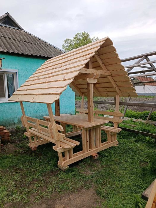 Стіл садовий під дахом