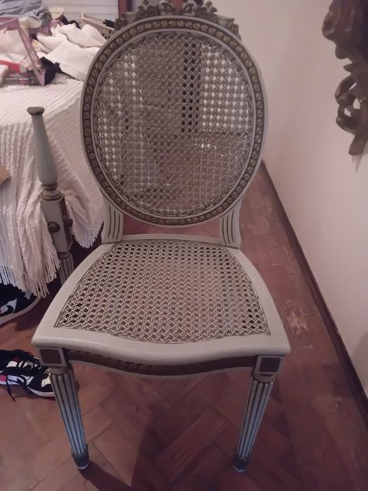 Cadeira lacada antiga de madeira