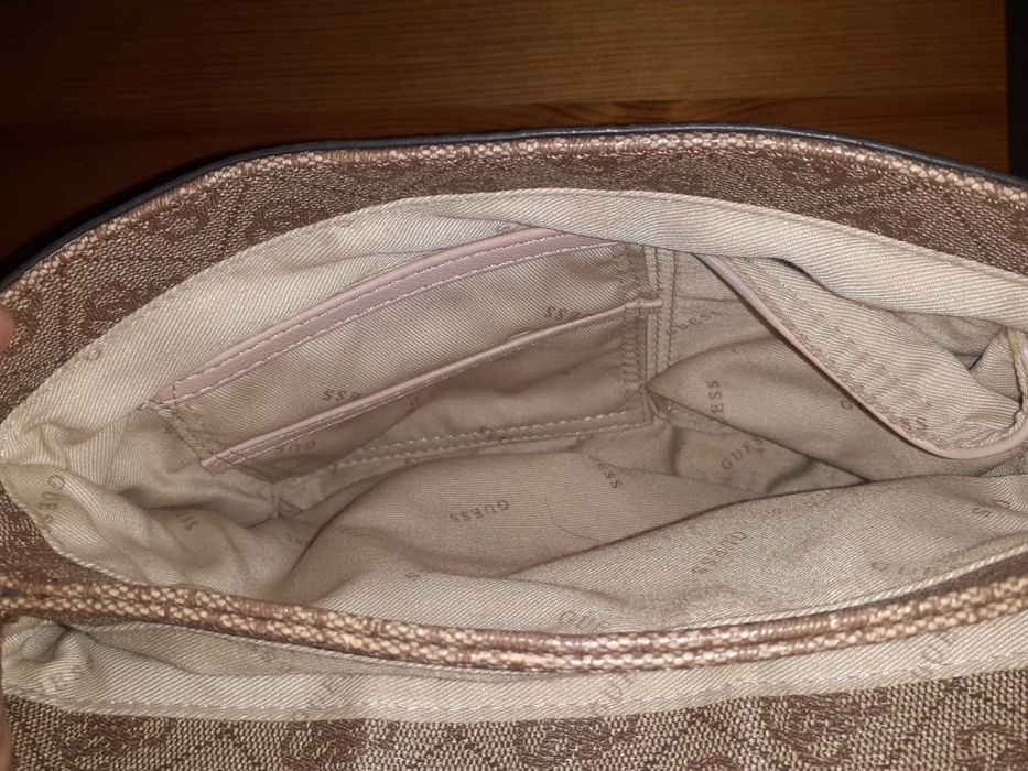 Mala beje de Mão  à Tiracolo ( GUESS )