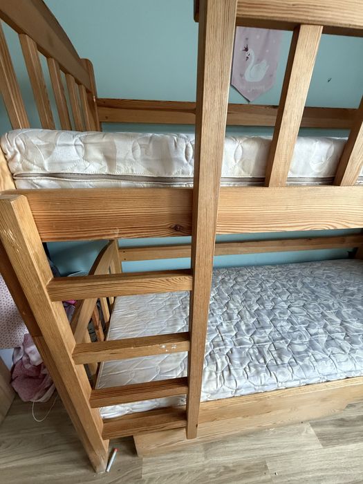 Drewniane łóżko pietrowe