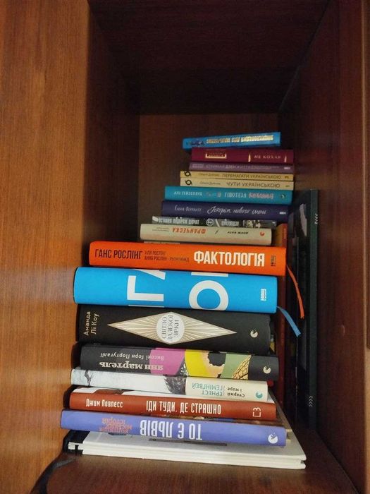 Продам книжки різних жанрів, комплектом (92 книги)