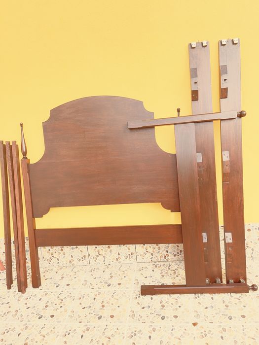 Cama de casal em mogno envernizada bom preco