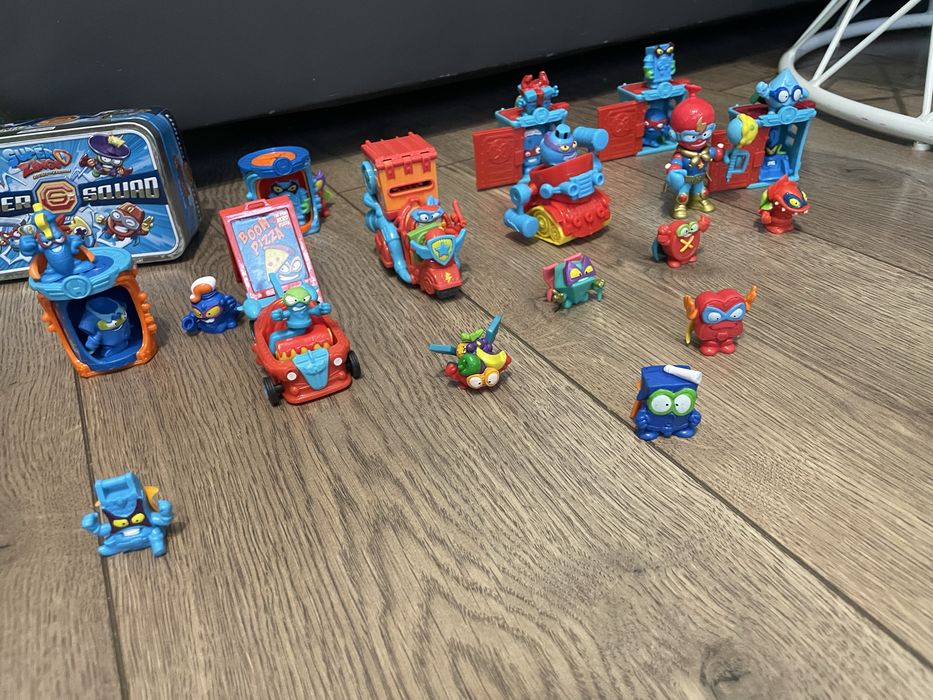 Zestaw zings figurek niebieskie bazy autka