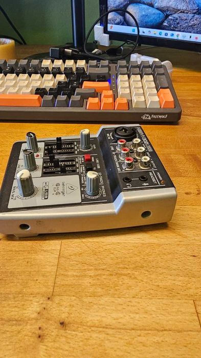 Mesa de Mistura / Interface de Áudio Behringer Xenyx 302USB