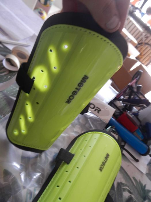 Wyprzedaż->Nagolenniki piłkarskie Meteor L neonowy zielony