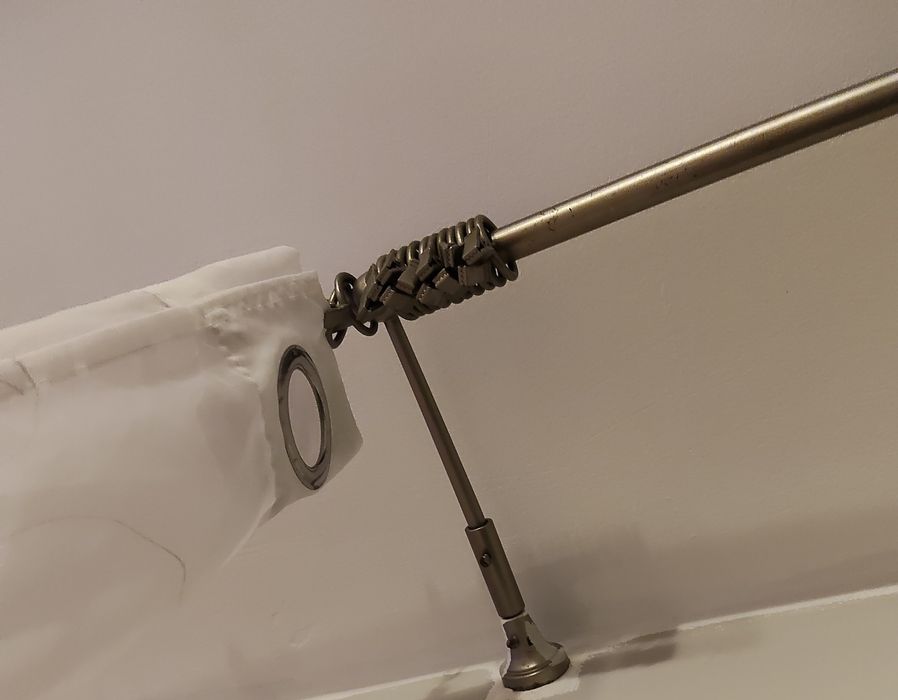 Karnisz przykręcany do ściany