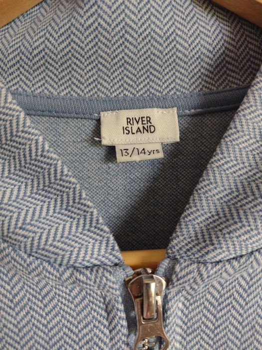 Błękitna bluza na zamek
