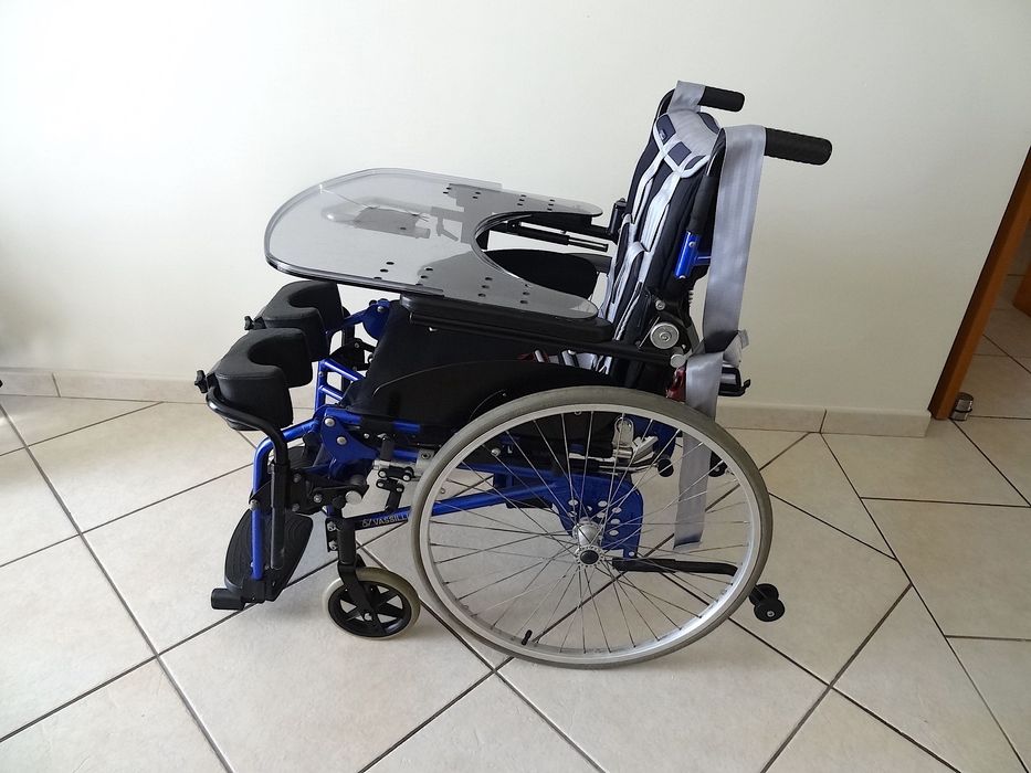 Cadeira de rodas semi-eletrica vertical