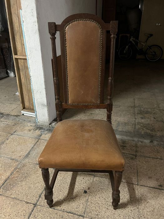 Cadeira em madeira e cabedal