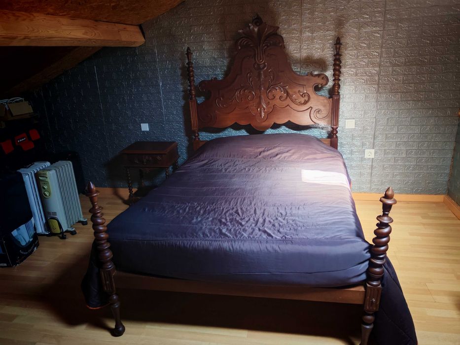 Cama Casal Completa (sem colchão) + 1 Mesinha Cabeceira