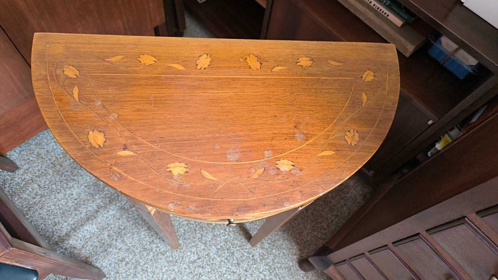 Mesa meia lua com embutidos!! Bom estado!!