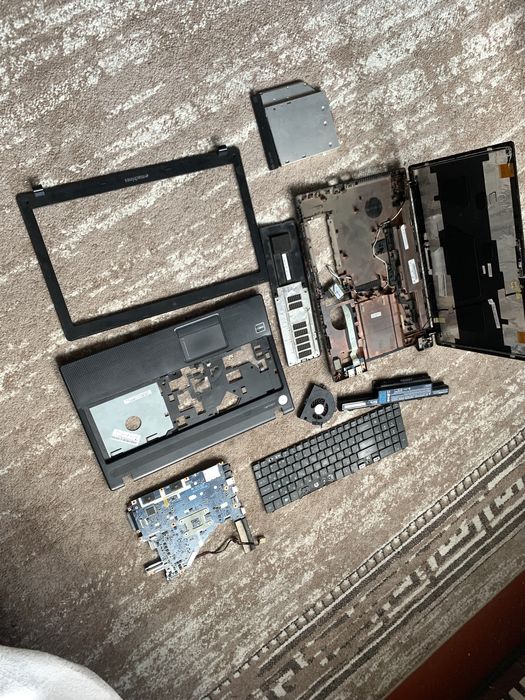 Продам по запчастинах ноутбук Acer e-machines e442