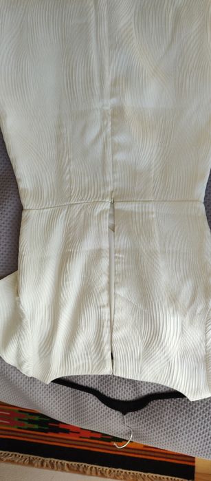 Elegancka kremowa sukienka z rozcięciem na plecach H&M