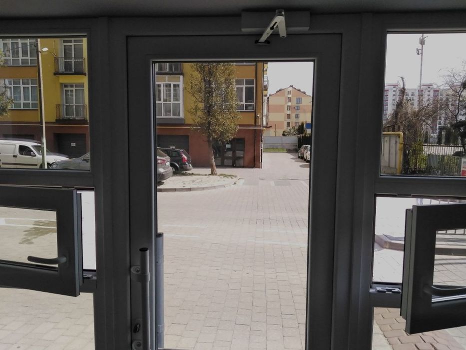 Здається  окреме фасадне приміщення