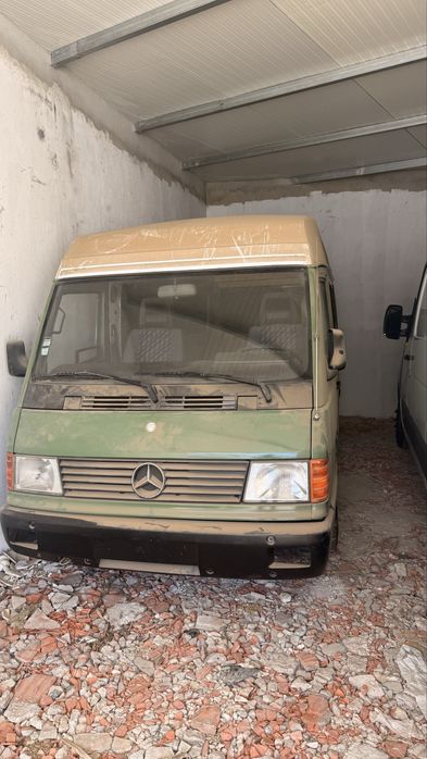 Mercedes MB 100 com pintura nova