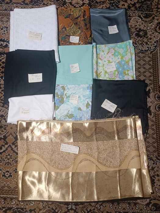 Різні куски тканини атлас батист полістер