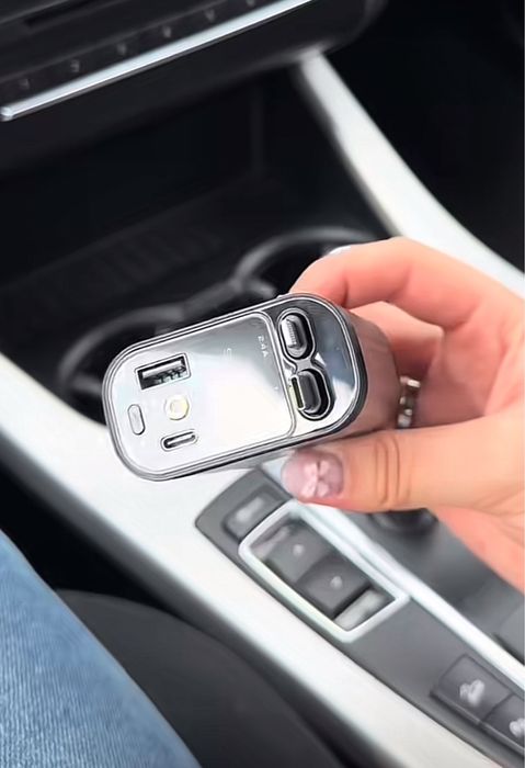 Швидка зарядка в авто з проекцією зіркового неба