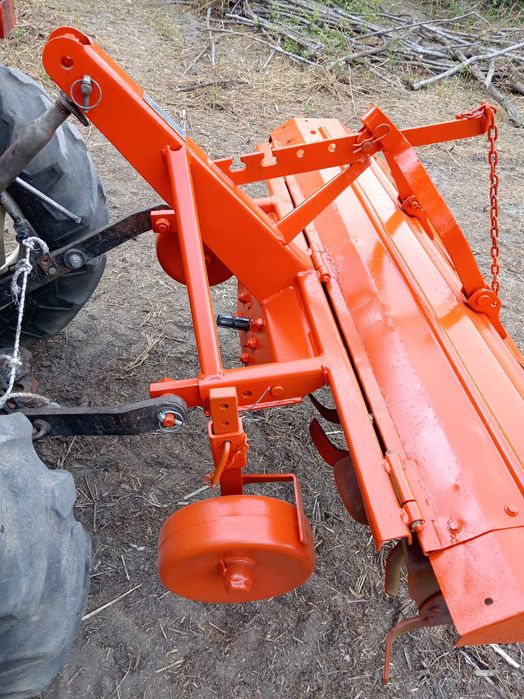 Trator com alfaias e reboque