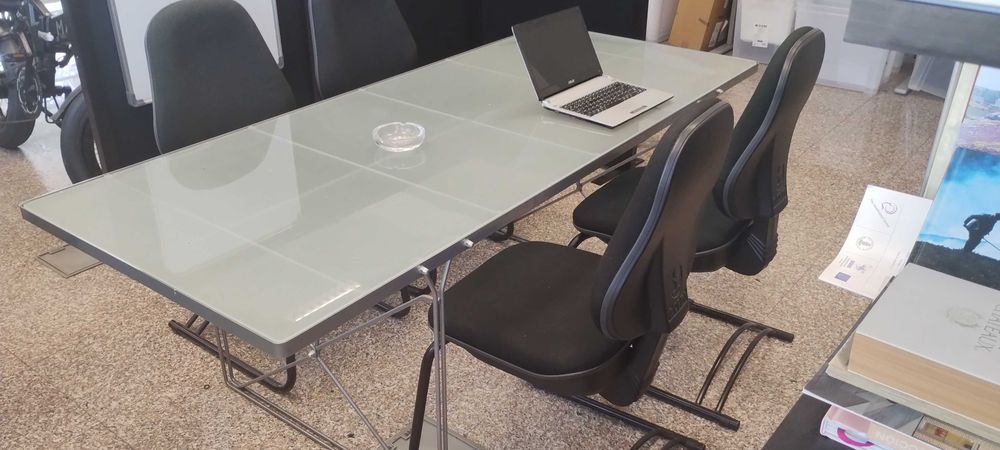 Mesa de vidro  com 4 cadeiras e estante de apoio