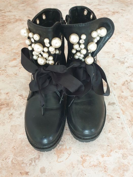 Botas número 38 com perolas