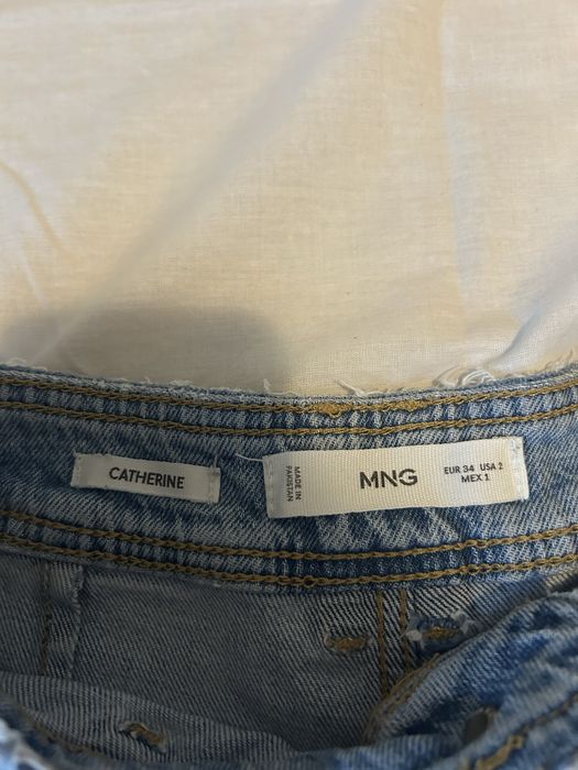 calças com algum desgaste