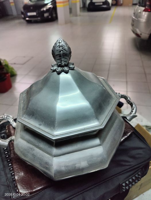 Terrina antiga em estanho